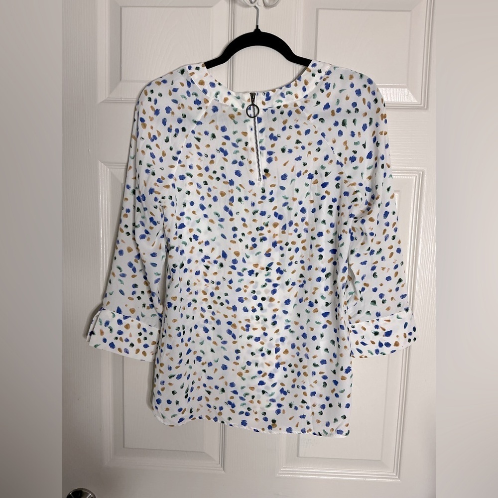 Serrín White and Blue Fitted Blouse with 3/4 Sleeves and Bib Collar - Picture 14 of 15